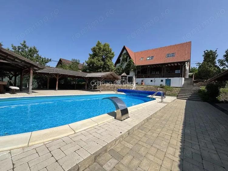 Proprietate de patrimoniu pe malul lacului Paleu - Teren 2.300 mp - piscina - Coliba lui Horea cas