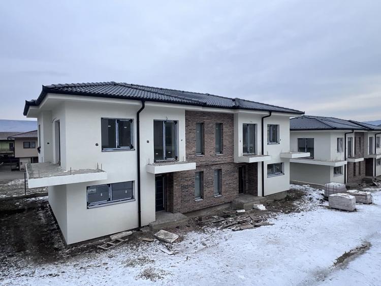 "La Tine Acasa: Duplexuri Care Iti Imbratiseaza Viata in Floresti" - 1