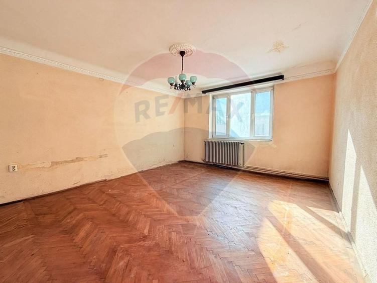 Casă de vanzare cu curte | 4 camere | Zona Gorjului | Teren generos - 5