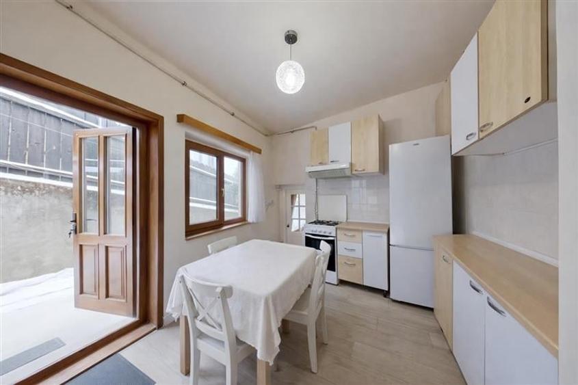 Un colt de liniste la poalele Tampei, Schei: Casuta singura in curte,Brasov - 8