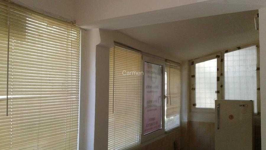 Apartament cu 4 camere semidecomandat în Crângași