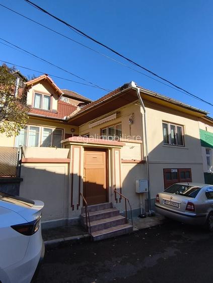 Casă individuala cu 4 camere și garaj în centrul istoric