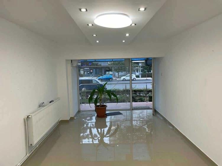 Proprietar ,ofer spatiu birouri cabinete vitrina stradala cat tot peretele la bulevard intrare separat din strada 61 mp 3 camere 2 holuri - 1