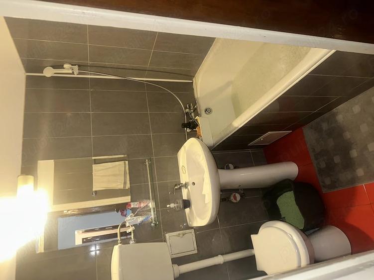 Apartament cu 3 camere semidecomandat în Ghencea