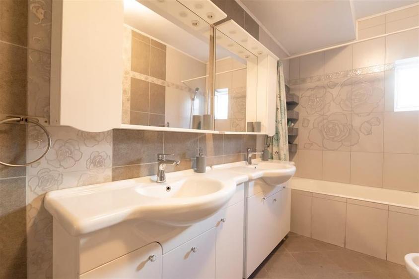 RECO Apartament cu 3 Camere  , Paleu - 10