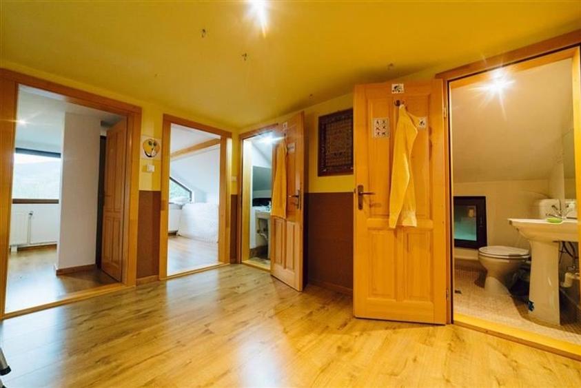 Casă individuală cu 12 camere cu Teren 19841 Mp în Valea Strâmbă