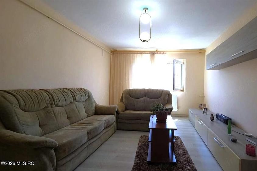 Apartament cu 2 camere decomandat în Far