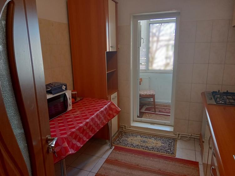 Apartament cu 3 camere decomandat, mobilat în Nicolina