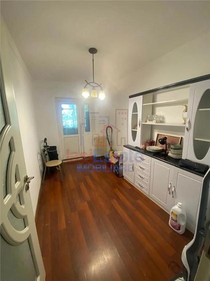 Apartament cu 4 camere decomandat în Filiași
