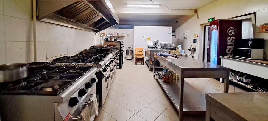 Pensiune deosebita, locuri de cazare, restaurant, pizzerie si spatii comerciale - 14