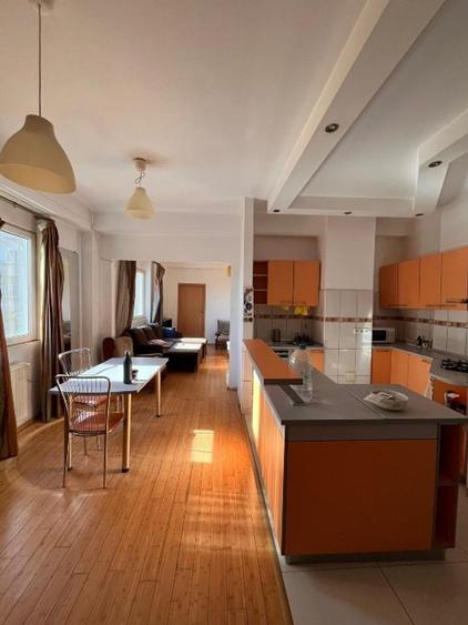 Apartament cu 4 camere semidecomandat în P-ța Romană