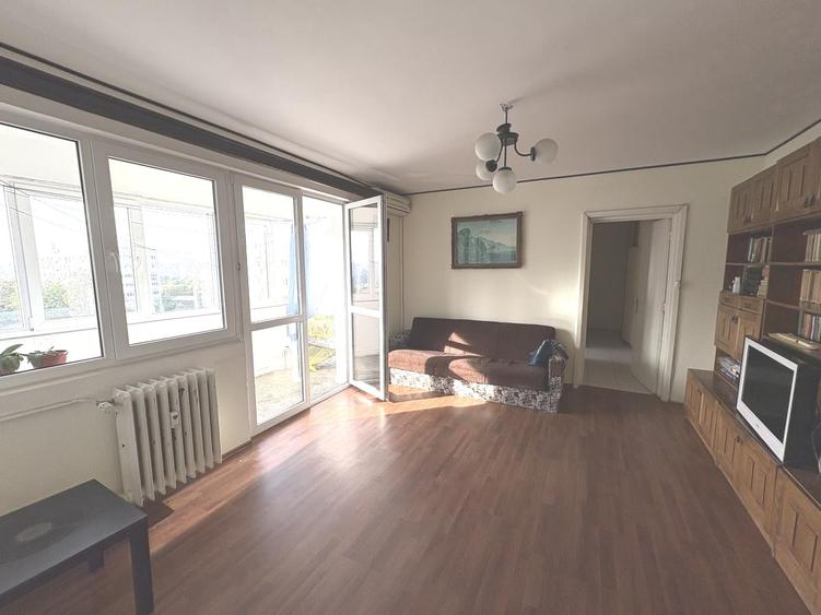 Apartament cu 3 camere semidecomandat în Baba Novac