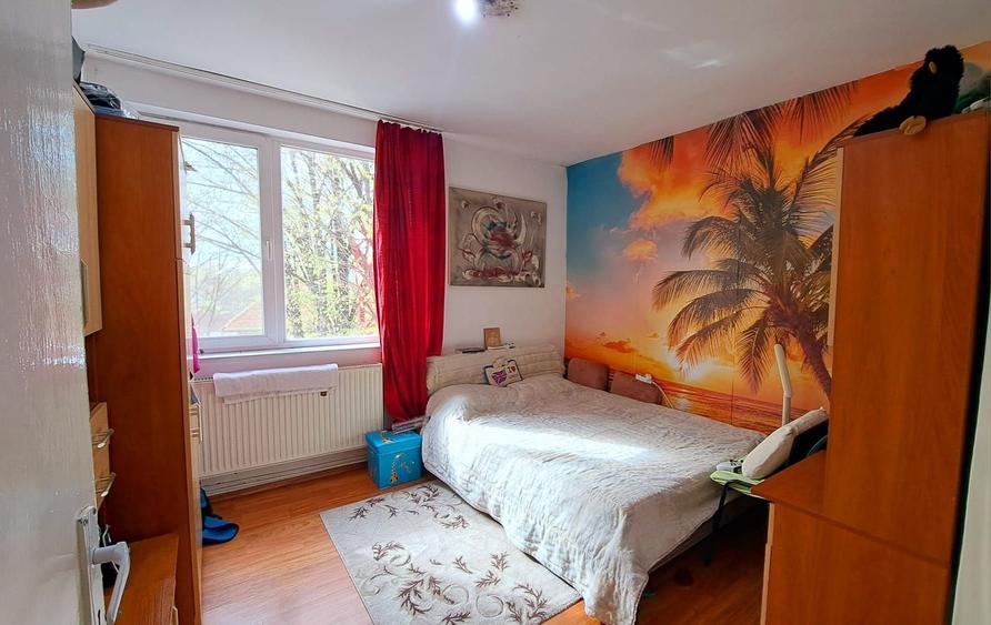 Apartament cu 3 camere semidecomandat, mobilat în 1 Mai