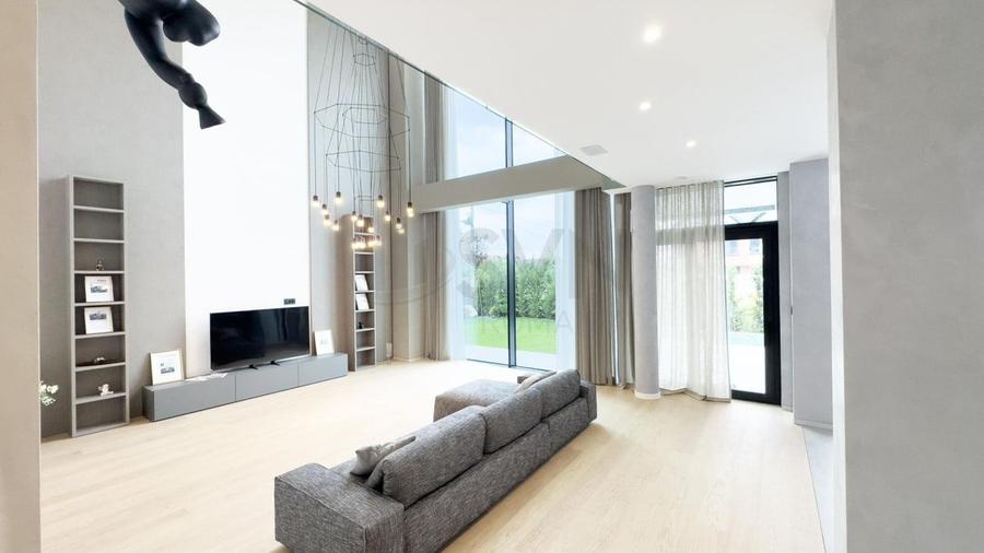 Casă individuală cu 7 camere cu Piscina în Nord