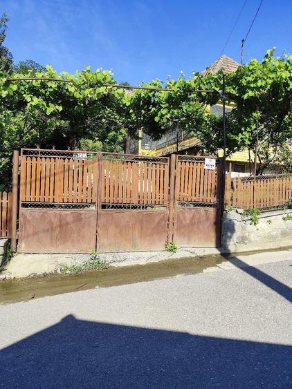 Casă cu 3 camere cu Teren 2000 Mp în Central