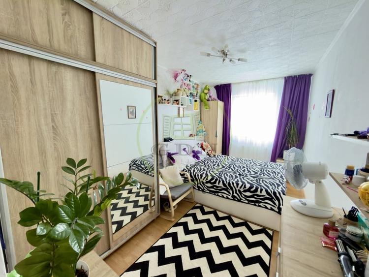 Apartament cu 4 camere semidecomandat în Craiovița Nouă