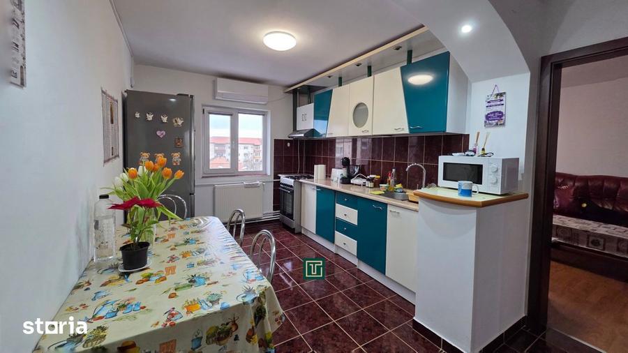 Apartament cu 3 camere decomandat, mobilat în Girocului