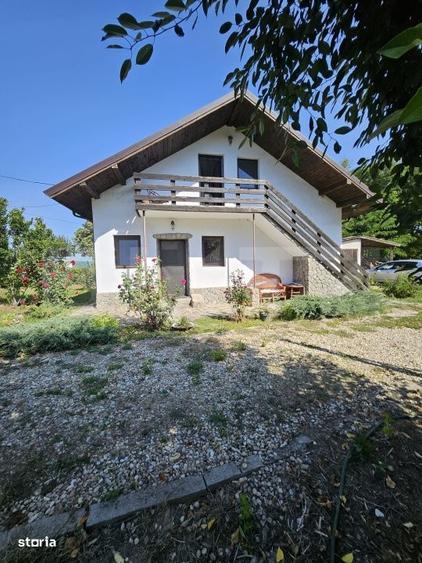 Casă cu 4 camere în Tomșani