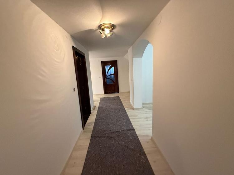 Casă individuală cu 4 camere cu Canalizare în Central