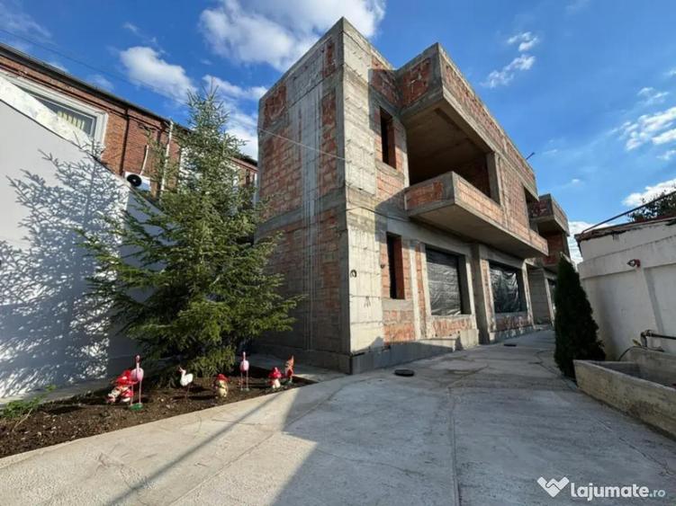 3 imobile distincte pozi?ionate intr-o curte cu teren de 7 - 15