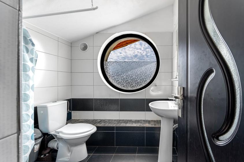 Vila turistica cu 8 camere + casute A-frame, teren 5575 mp Calimanesti, VL - 18