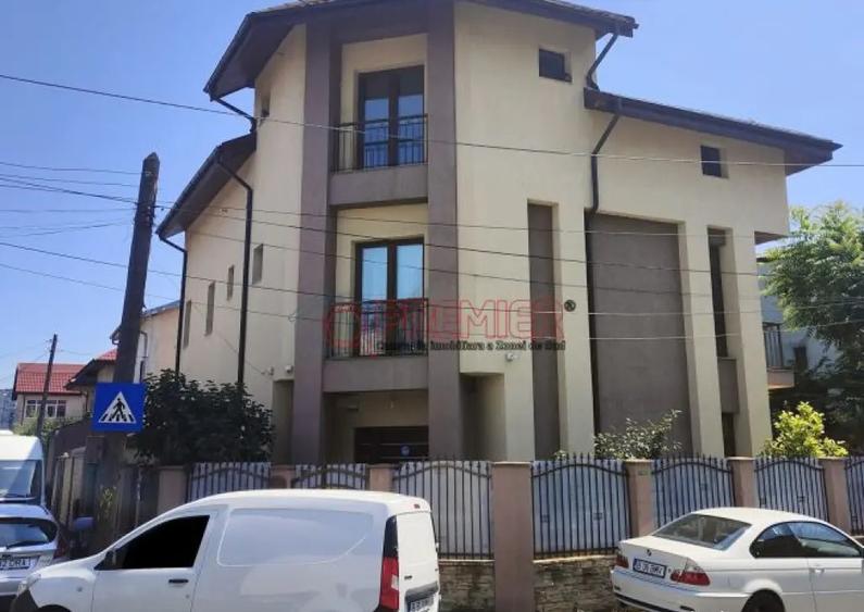 Casă cu 6 camere cu Teren 221 Mp în Obor