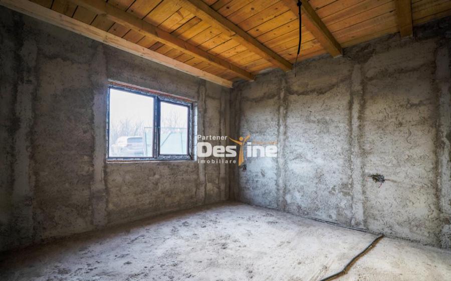 Casa individuala la ro?u cu utilia?i ?i 570 mp teren C - 16