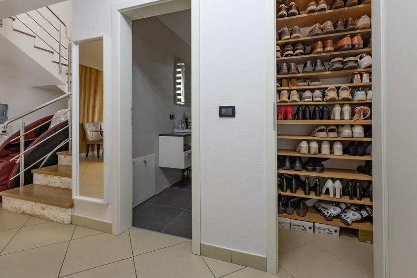 Vila cu doua fronturi si gradina matura, rezidenta sau investitie - 8