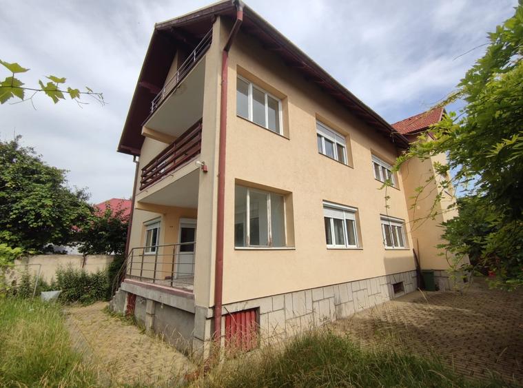 Vila cu 2 apartamente si teren de 670 mp. - 1