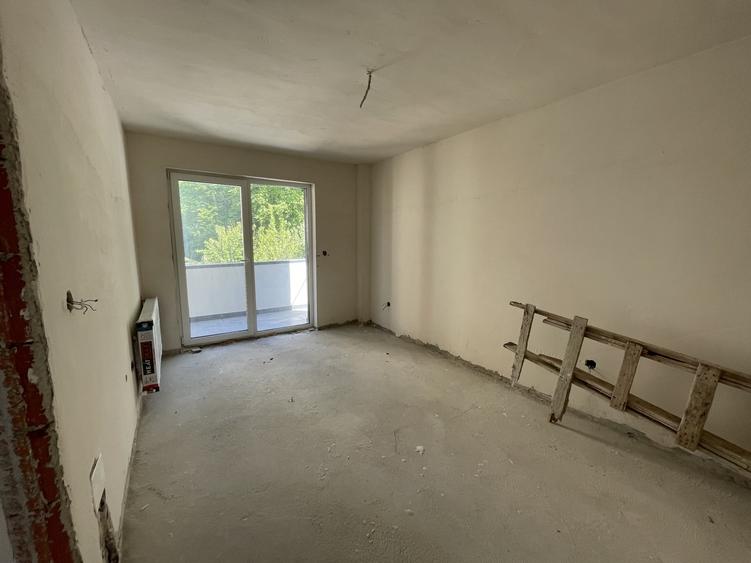 Apartament cu 3 camere semidecomandat în Florești