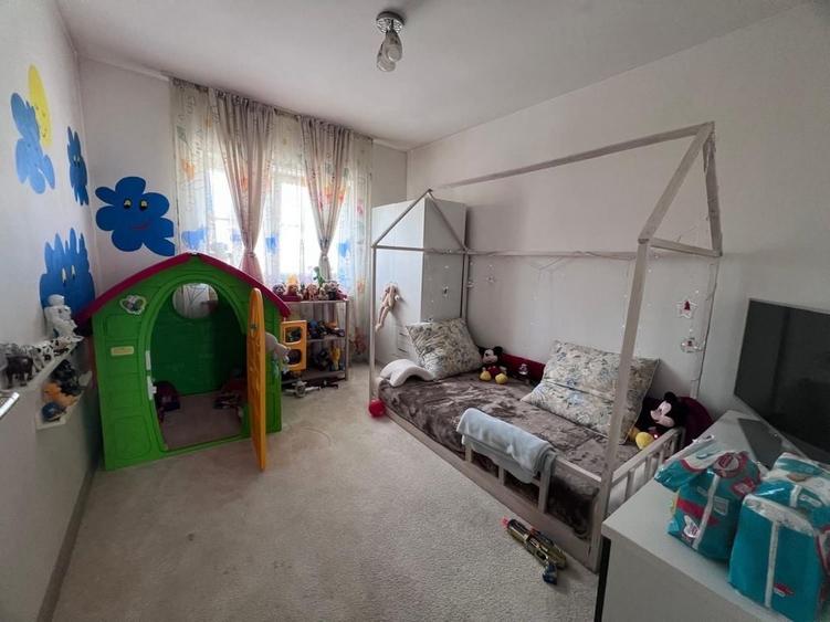 Apartament cu 4 camere decomandat în Central