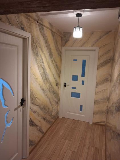 Apartament cu 3 camere semidecomandat în Craiovița Nouă