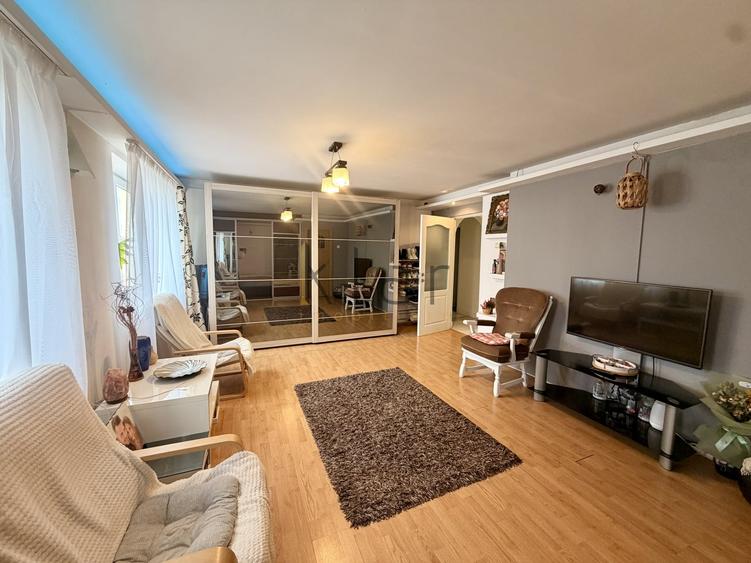 Apartament cu 3 camere semidecomandat, mobilat în Central
