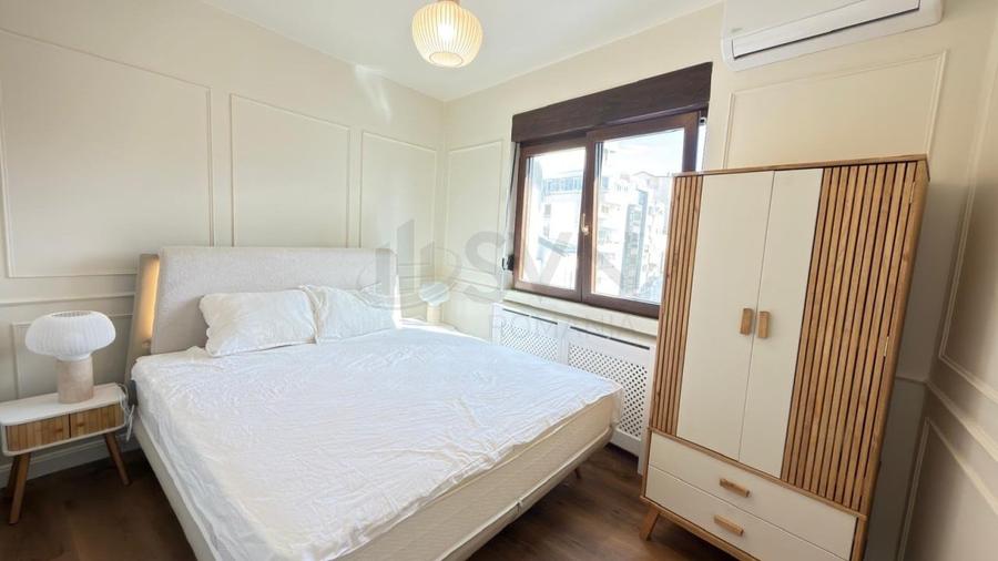Apartament cu 3 camere decomandat, mobilat în P-ța Victoriei