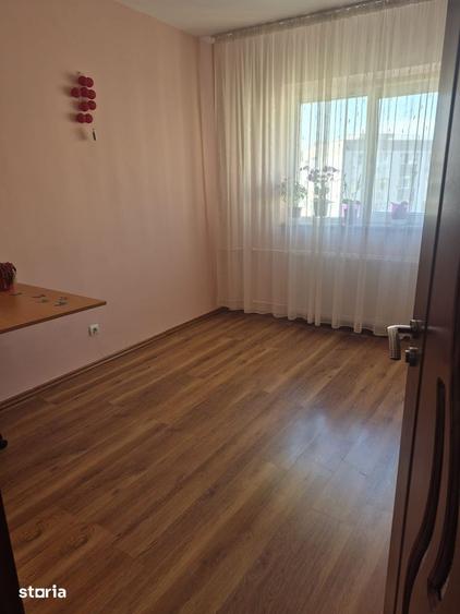 Apartament cu 4 camere semidecomandat în Crângași