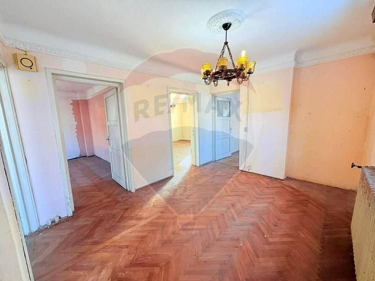 Casă de vanzare cu curte | 4 camere | Zona Gorjului | Teren generos - 8
