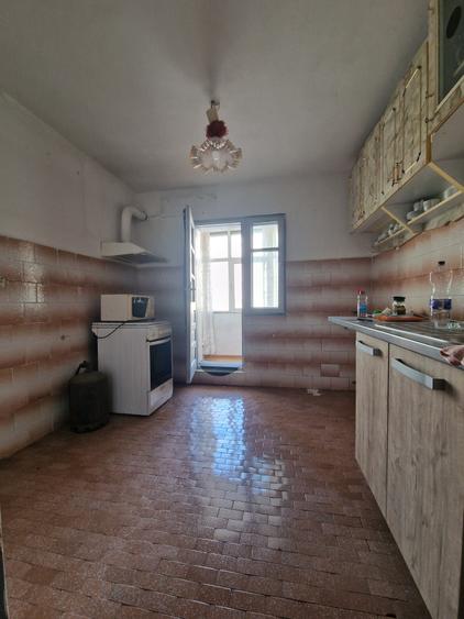 Navodari( Sud, Str Rândunelelor)- 2 camere decomandate, etaj 3/4, liber - 10