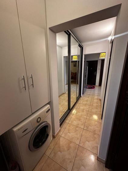 Apartament cu 3 camere decomandat, etajul 2/4, zona Baza 3 - 8