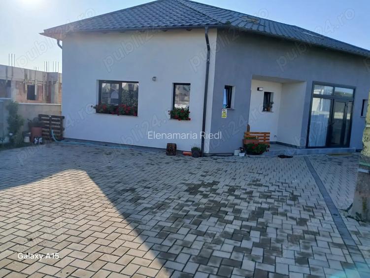 Casa de vanzare,la Lisaura , in spatele depozitului Ecuator,zona f.lini?tita drum de acces privat.