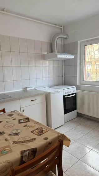 Inchiriez garsoniera recent renovata, cu contract ANAF, decomandata, situata in Drumul Sarii - 9
