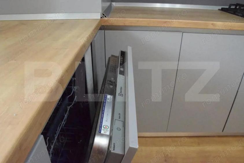 Apartament cu 5 camere, 3 bai, curte situat in vila, zona Tractorul - 4