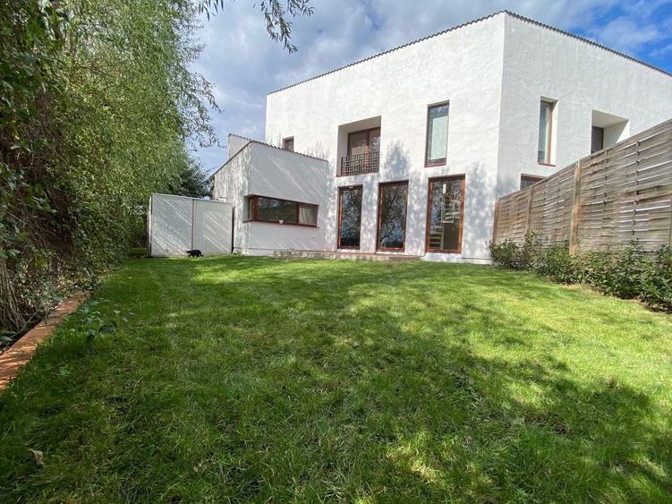 Apartament deosebit cu curte proprie si 2 locuri de parcare - 1