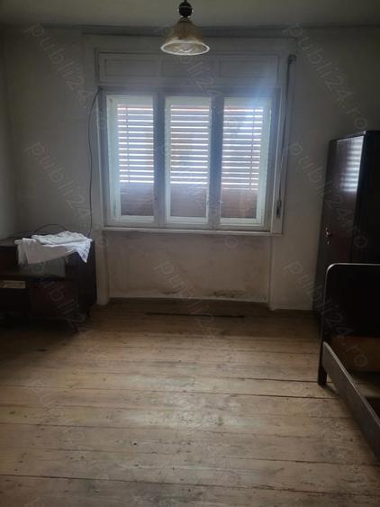 Vand casa cu curte cu gradina, situata central. - 4