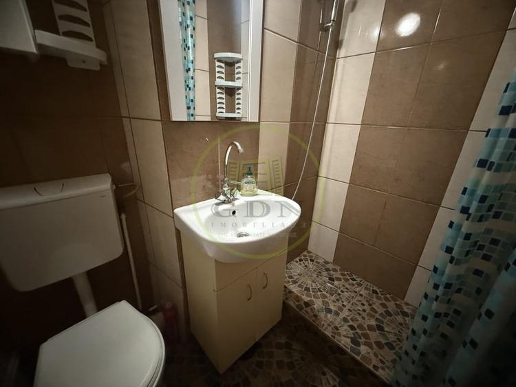 Apartament cu 3 camere semidecomandat, mobilat în Craiovița Nouă