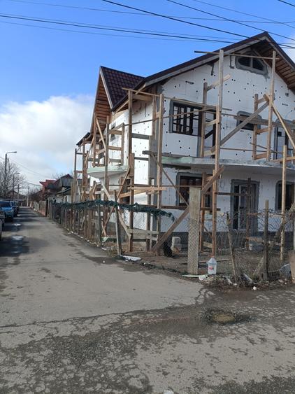 Casă individuală cu 7 camere cu Canalizare în Sud