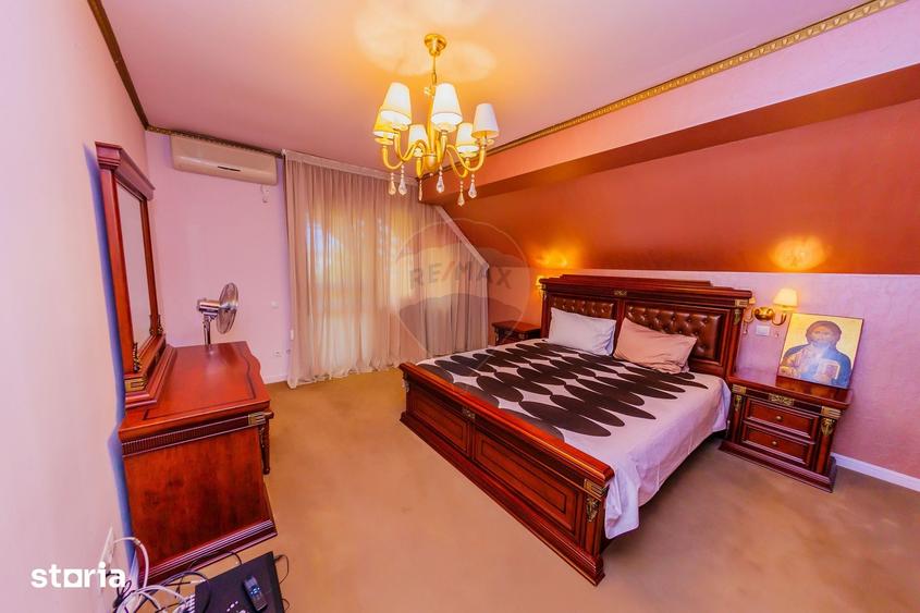 Casa cu 7 camere, 10 ari de vanzare la drumul principal cu 2 intrari - 10