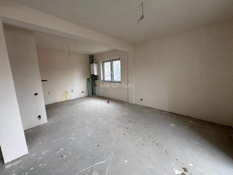 Oportunitate! Penthouse cu 4 camere+ terasa, in vila, Floresti