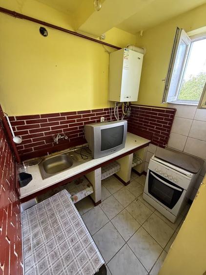Ofer spre vanzare Garsoniera la etajul 1 zona Ostrovului nr 11 - 5