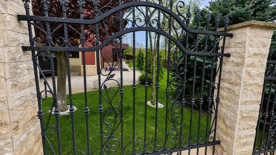Casă individuală cu 7 camere cu Teren 825 Mp în Bucium