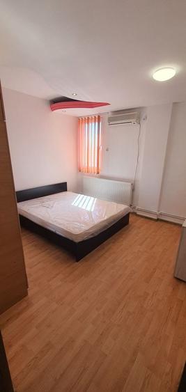 Apartament cu 4 camere decomandat în Dobroești